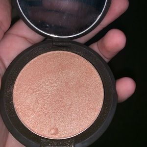 BECCA Champagne Pop Highlighter